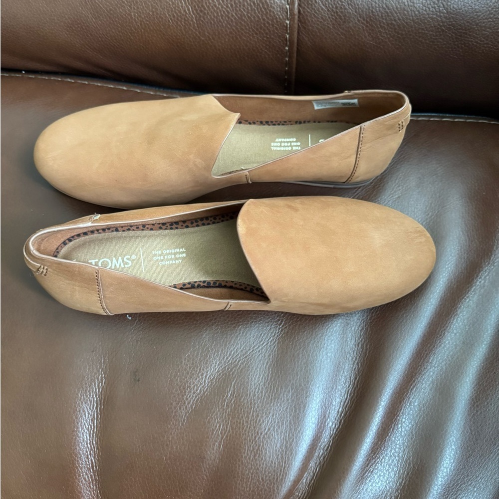 TOMS Women's Tan Slip-On Shoes - Picture 4 of 10